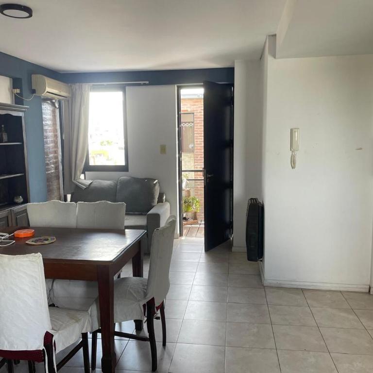 Depto con cochera de excelente ubicación - Apartamento de 1 dormitorio - 2