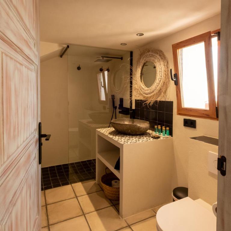 Precioso Apartamento Boutique El Amante - Habitación con cama grande y vistas al mar - 17