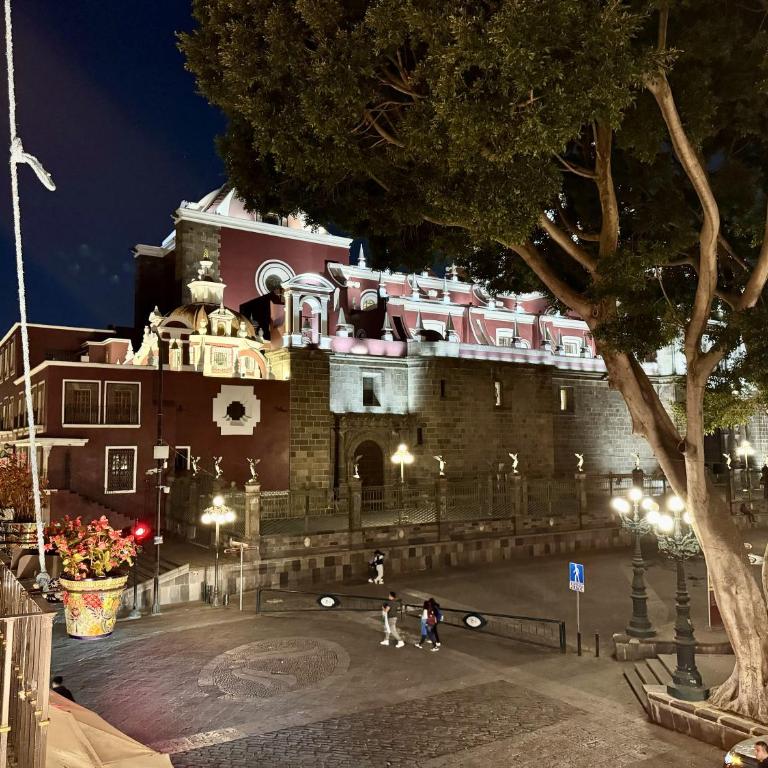 Vista Única a la Catedral desde tu Balcón Privado - Apartamento de 3 dormitorios - 1