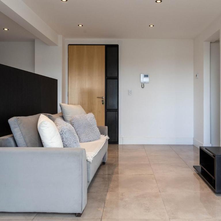 Lujoso Todo Incluido con Cochera Privada a Metros Del Mar - Apartamento de 1 dormitorio - 35
