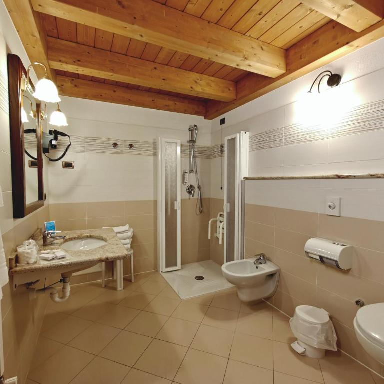 Hotel L' Aiglon - Camera Familiare con Balcone - 8