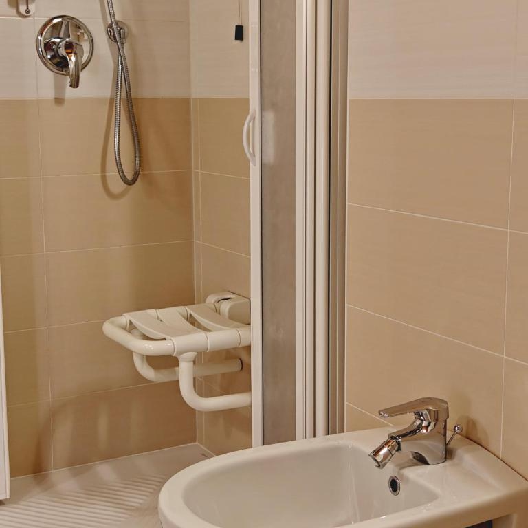 Hotel L' Aiglon - Camera Familiare con Balcone - 9