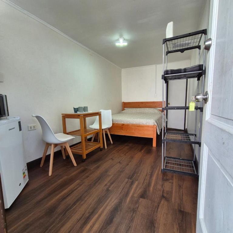 Ironhause - One-Bedroom Apartment - 3