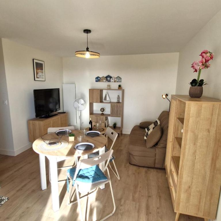 Royan - APPARTEMENT entièrement RÉNOVÉ TOUT CONFORT – Idéal Vacances ! - One-Bedroom Apartment with Balcony - 2