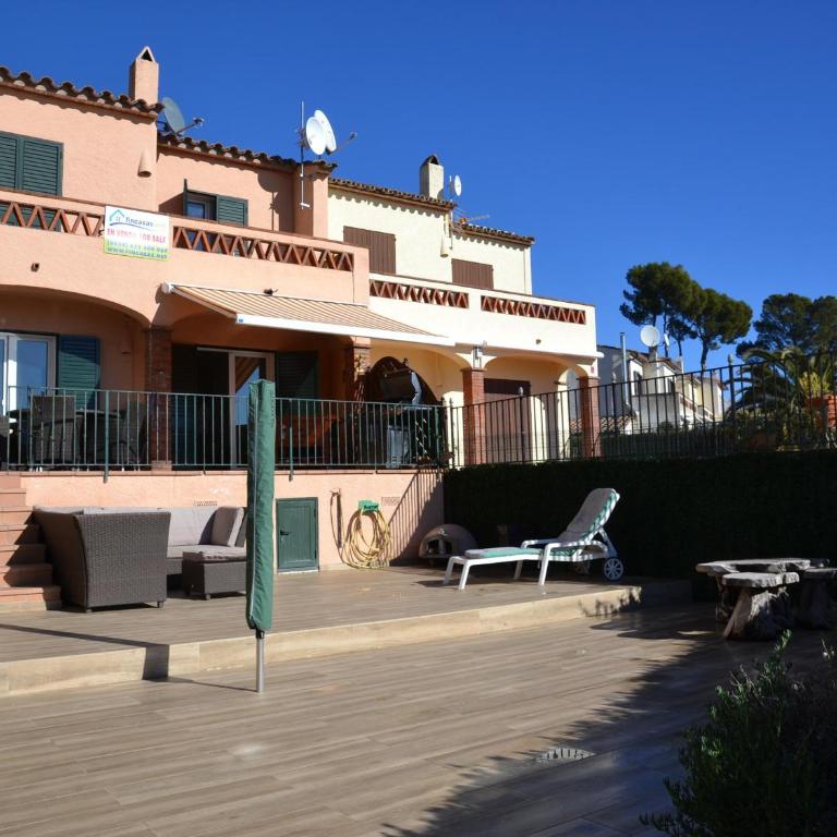 Casa bien cuidada con piscina comunitaria, terrazas y cerca de la playa en L'Estartit - ES-323-42 - Vacation Home - 1