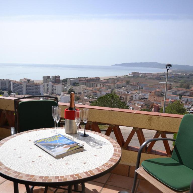 Encantadora Casa con Piscina y Vista al Mar en L'Estartit - ES-323-28 - Vacation Home - 1