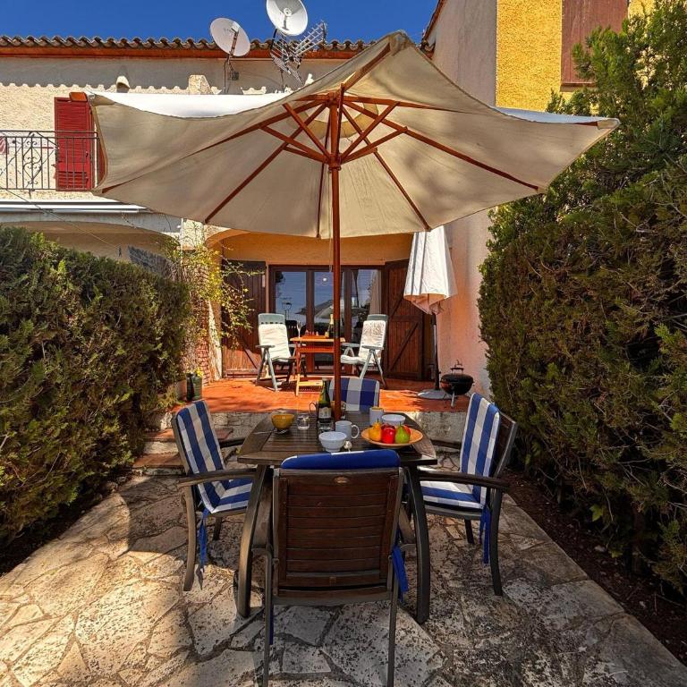Casa acogedora con gran piscina comunitaria y cerca de la playa en L'Estartit - ES-323-72 - Vacation Home - 1