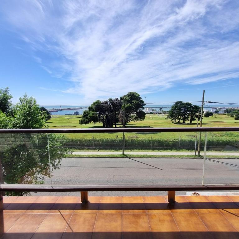 Vistas al Golf Dpto Alem Aloha Host - Four-Bedroom Apartment with Balcony - 1