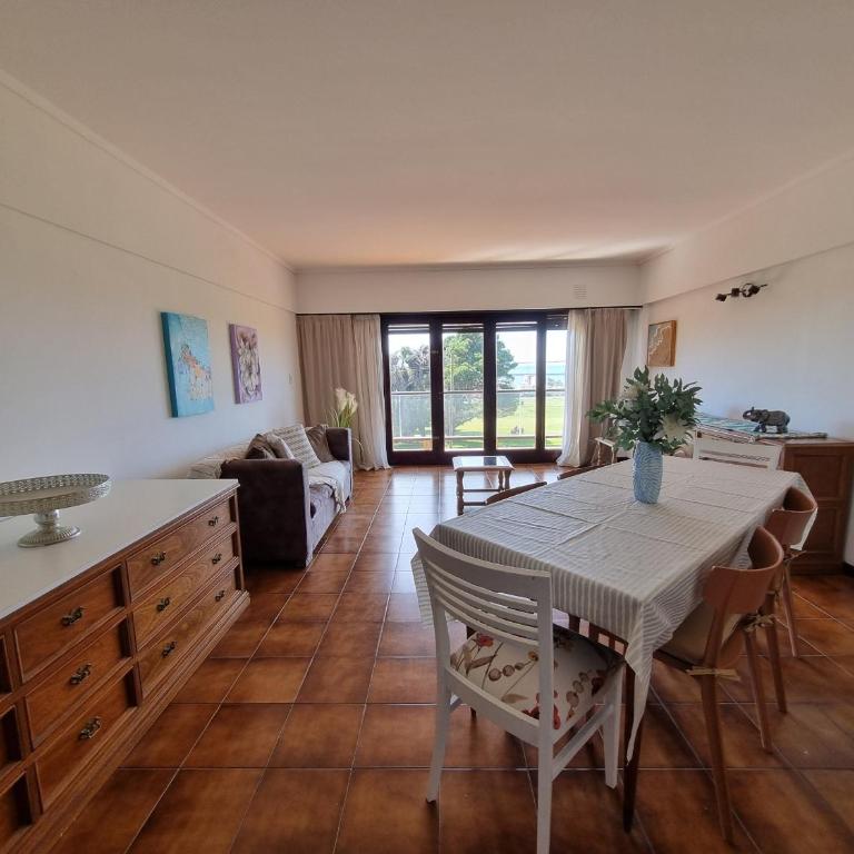 Vistas al Golf Dpto Alem Aloha Host - Four-Bedroom Apartment with Balcony - 14