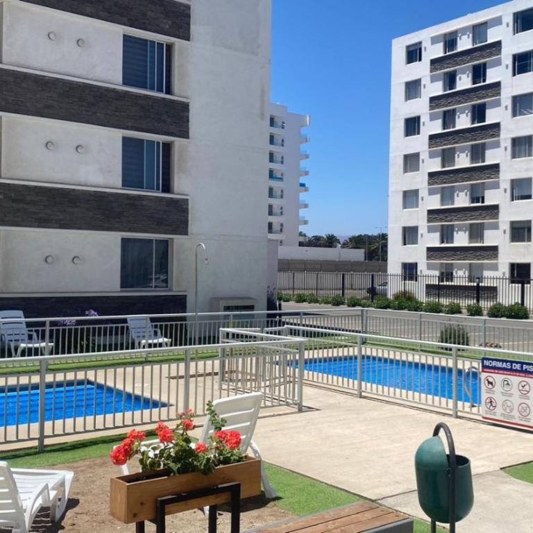 Departamento en La Serena a pasos del Faro y la playa, cercano a supermercados, con excelente ubicación y completamente equipado - Three-Bedroom Apartment - 1
