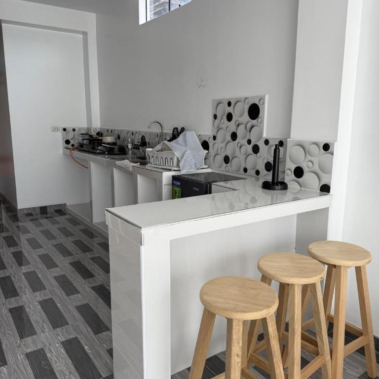 Departamento comodo y amplio - Three-Bedroom Apartment - 1