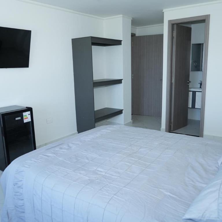 Jhonny Cay Suites - Habitación con cama grande y vistas al mar - 5