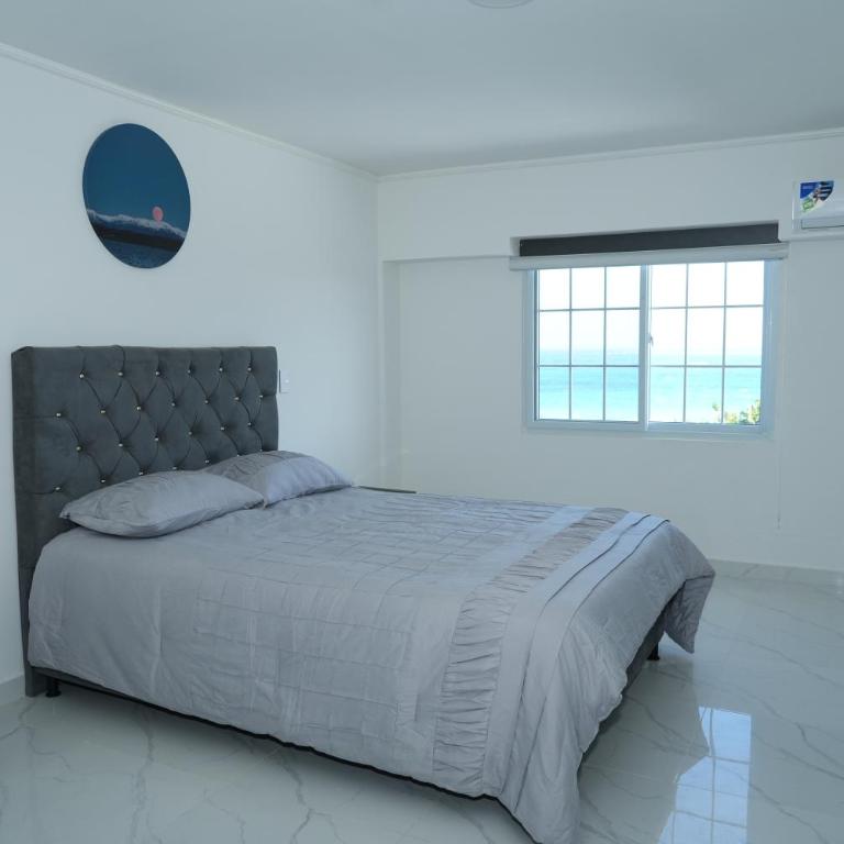 Jhonny Cay Suites - Habitación con cama grande y vistas al mar - 6