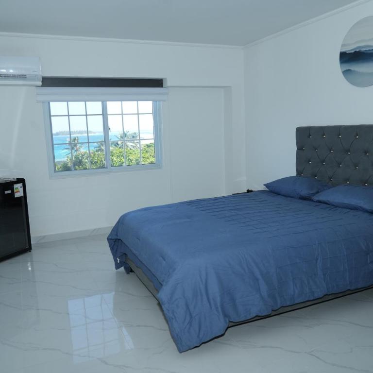 Jhonny Cay Suites - Habitación con cama grande y vistas al mar - 4