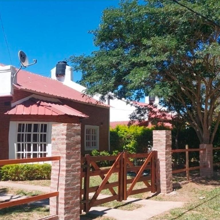 Escape a la playa en una casa acogedora - Two-Bedroom House - 9