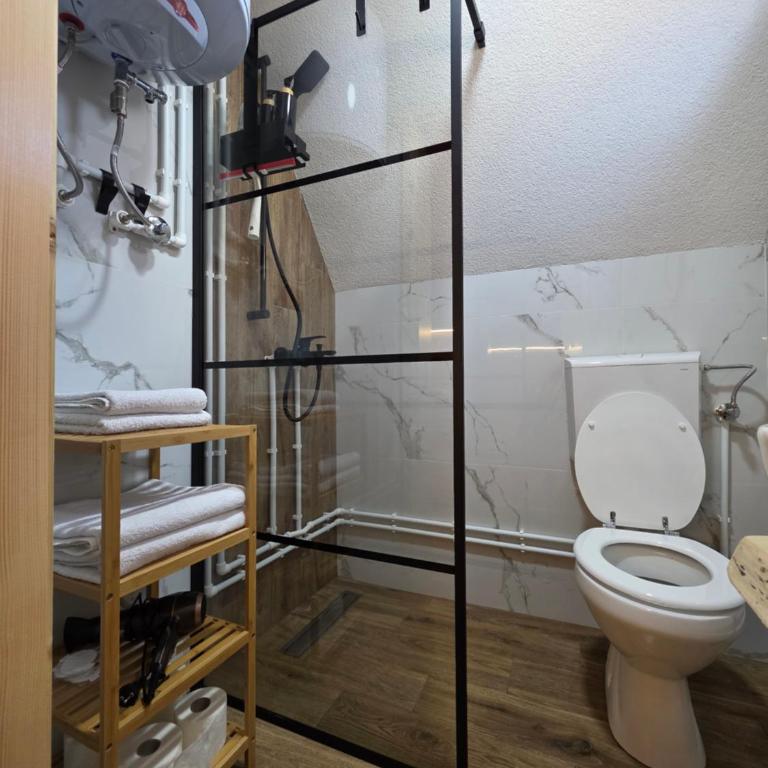 Mountain Peace - One-Bedroom Chalet - 6