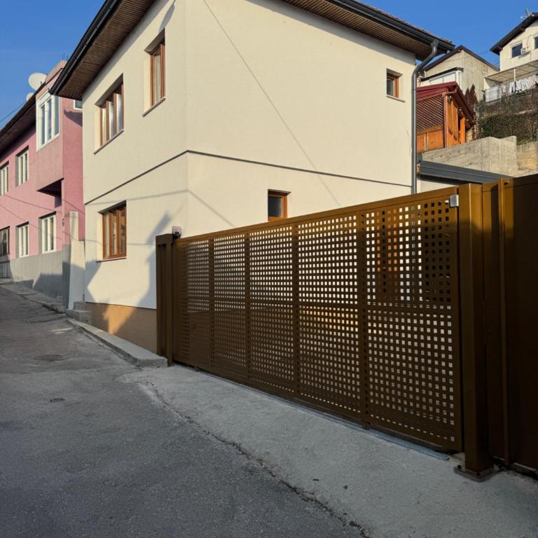 SILVERLAND apartments Free parking - Studio Apartment with Queen Bed - 12