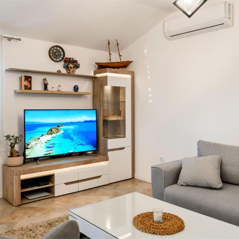 Apartment MATEJA - Apartman sa 2 Spavaće Sobe, Balkonom i Pogledom na More - 13