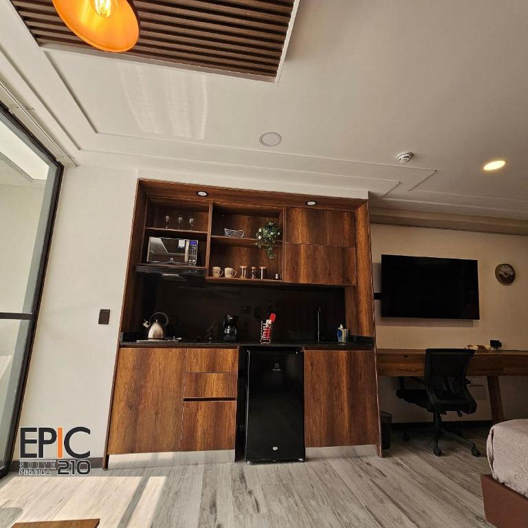 Epic Suite 210 Deluxe Airport - King Studio with Sofa Bed - 25