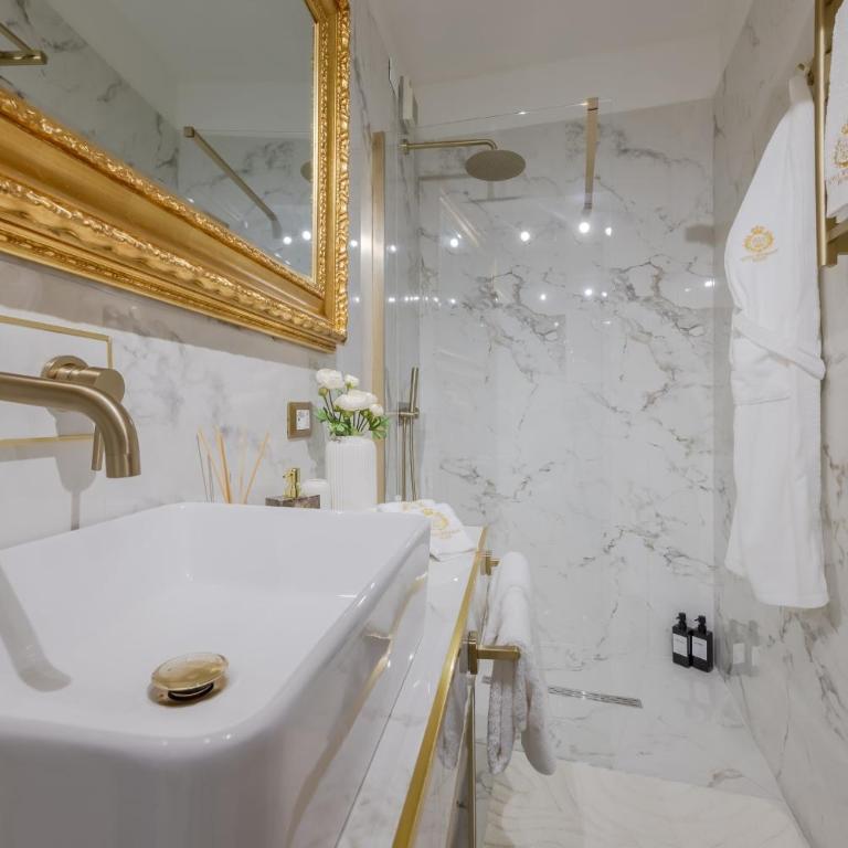 Royal Widmann Home - One-Bedroom Apartment with View - 37