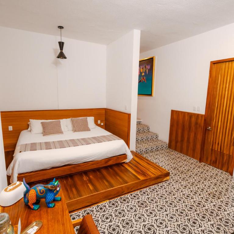 Hotel Casa de Arte Oaxaca - Habitación con cama extragrande y vistas a la piscina - 4