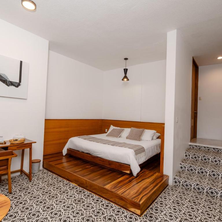 Hotel Casa de Arte Oaxaca - Habitación con cama extragrande y vistas a la piscina - 5