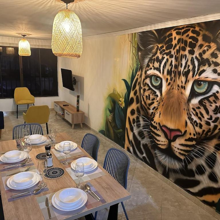 Central Medellín 3BR appartment awe-inspiring Jaguar Mural - Apartamento de 3 dormitorios - 42
