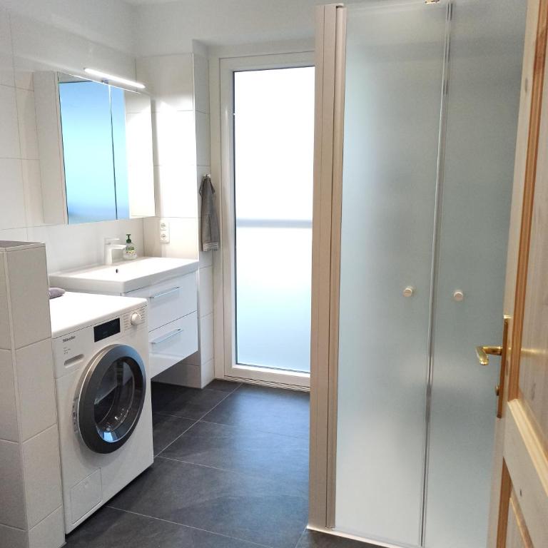 Appartementhaus Fink - Apartment mit Balkon und Whirlpool-Badewanne - 9