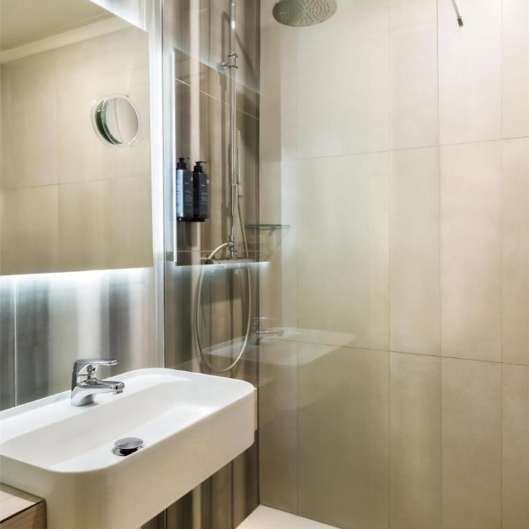 Best Western Plus Royal Superga Hotel - Queen Room with Sofa Bed - Non-Smoking - 4