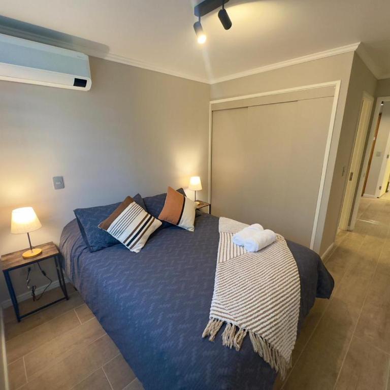 Pucón CENTRO, a pasos del Casino ENJOY, VISTA al VOLCÁN, Departamento NUEVO, Aire Acondicionado, Camas y Plumones ROSEN, 2 Dorm, 2 Baños, 1 Estacionamiento Subterráneo, Terraza, Wifi Alta Velocidad, Ascensor, a pasos de la PLAYA y el LAGO - Two-Bedroom Apartment - 8