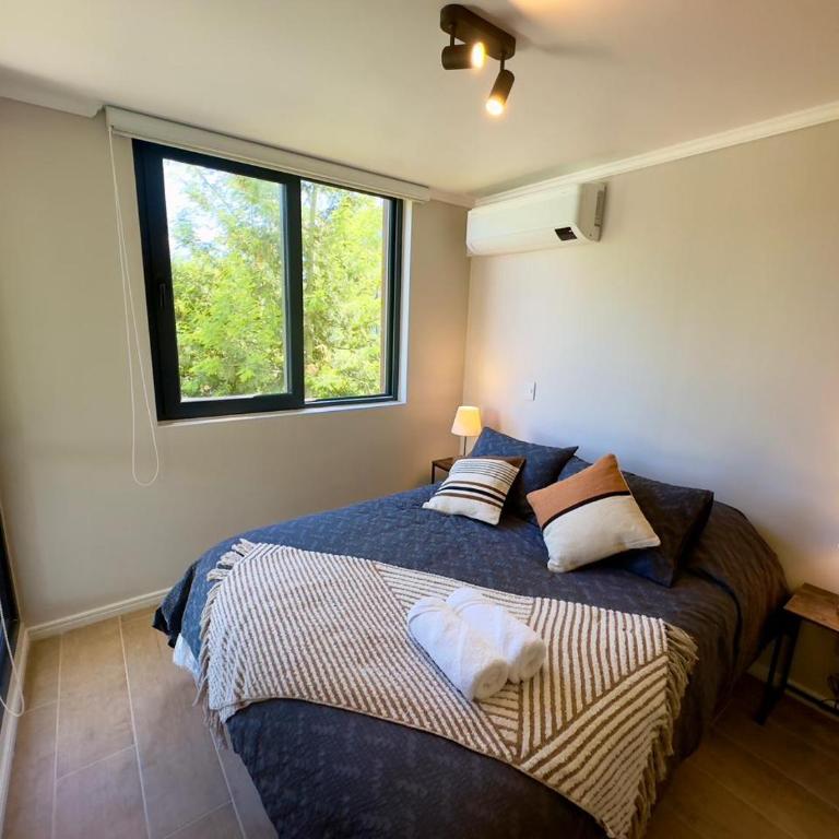 Pucón CENTRO, a pasos del Casino ENJOY, VISTA al VOLCÁN, Departamento NUEVO, Aire Acondicionado, Camas y Plumones ROSEN, 2 Dorm, 2 Baños, 1 Estacionamiento Subterráneo, Terraza, Wifi Alta Velocidad, Ascensor, a pasos de la PLAYA y el LAGO - Two-Bedroom Apartment - 2