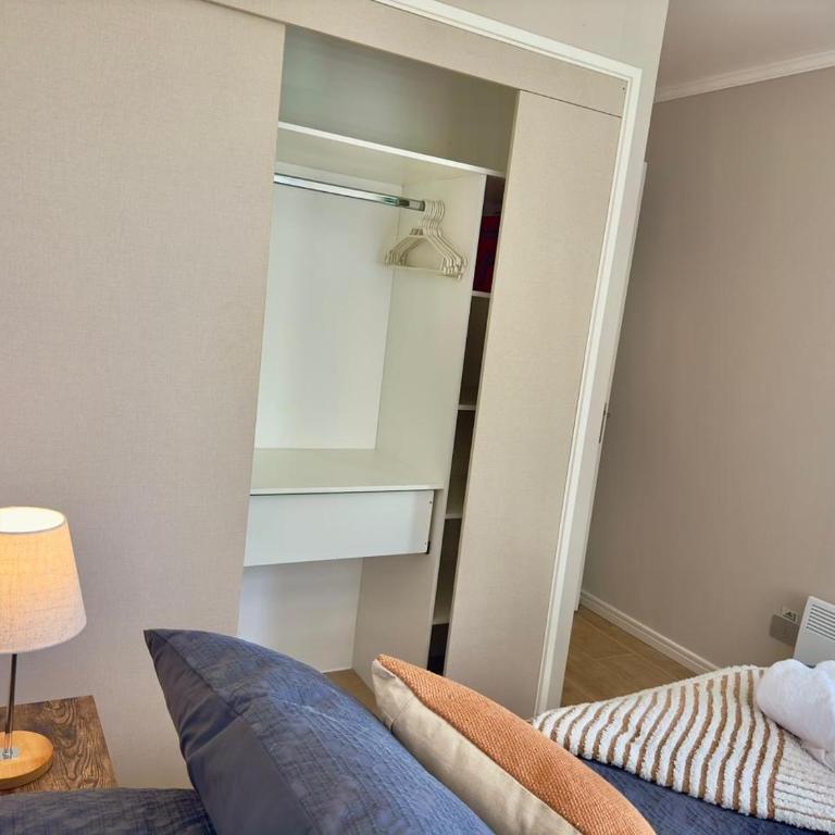 Pucón CENTRO, a pasos del Casino ENJOY, VISTA al VOLCÁN, Departamento NUEVO, Aire Acondicionado, Camas y Plumones ROSEN, 2 Dorm, 2 Baños, 1 Estacionamiento Subterráneo, Terraza, Wifi Alta Velocidad, Ascensor, a pasos de la PLAYA y el LAGO - Two-Bedroom Apartment - 11