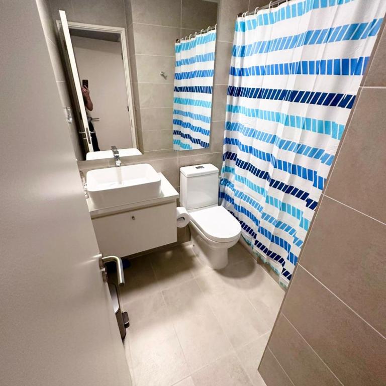 Pucón CENTRO, a pasos del Casino ENJOY, VISTA al VOLCÁN, Departamento NUEVO, Aire Acondicionado, Camas y Plumones ROSEN, 2 Dorm, 2 Baños, 1 Estacionamiento Subterráneo, Terraza, Wifi Alta Velocidad, Ascensor, a pasos de la PLAYA y el LAGO - Two-Bedroom Apartment - 12