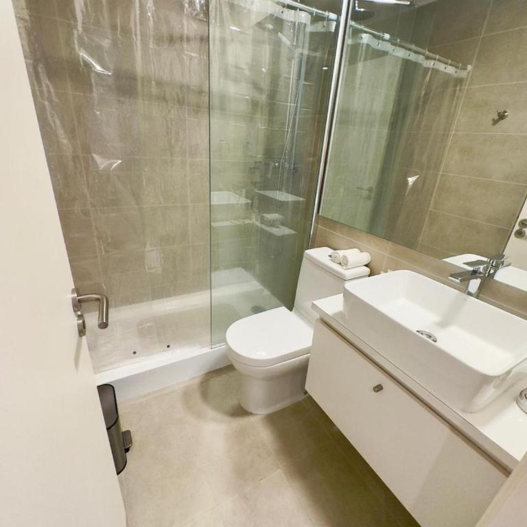 Pucón CENTRO, a pasos del Casino ENJOY, VISTA al VOLCÁN, Departamento NUEVO, Aire Acondicionado, Camas y Plumones ROSEN, 2 Dorm, 2 Baños, 1 Estacionamiento Subterráneo, Terraza, Wifi Alta Velocidad, Ascensor, a pasos de la PLAYA y el LAGO - Two-Bedroom Apartment - 15