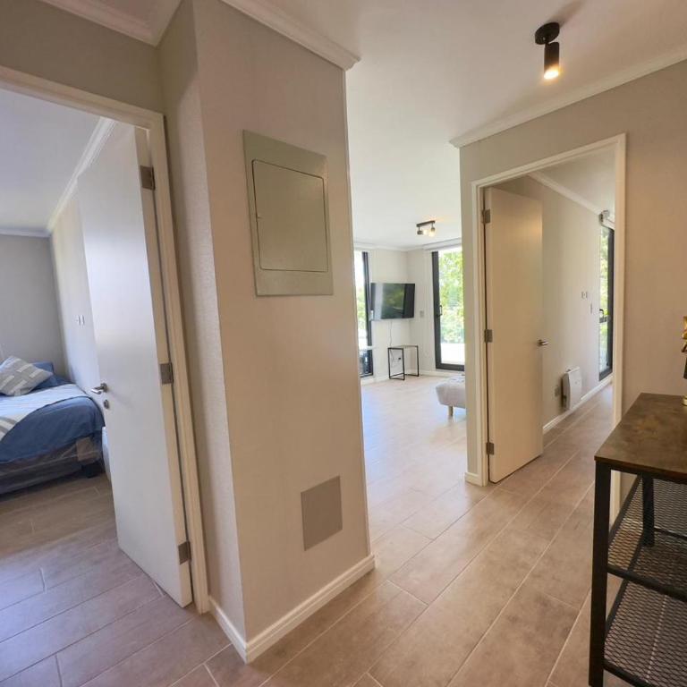 Pucón CENTRO, a pasos del Casino ENJOY, VISTA al VOLCÁN, Departamento NUEVO, Aire Acondicionado, Camas y Plumones ROSEN, 2 Dorm, 2 Baños, 1 Estacionamiento Subterráneo, Terraza, Wifi Alta Velocidad, Ascensor, a pasos de la PLAYA y el LAGO - Two-Bedroom Apartment - 4