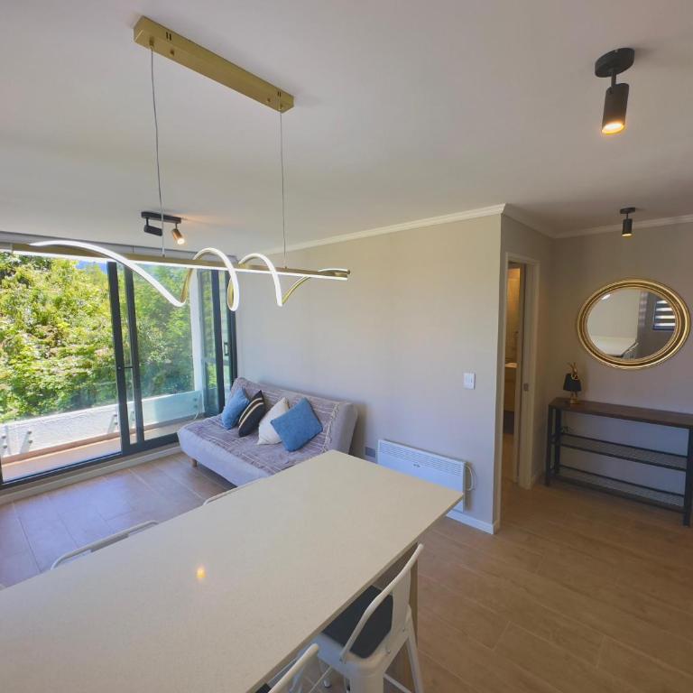 Pucón CENTRO, a pasos del Casino ENJOY, VISTA al VOLCÁN, Departamento NUEVO, Aire Acondicionado, Camas y Plumones ROSEN, 2 Dorm, 2 Baños, 1 Estacionamiento Subterráneo, Terraza, Wifi Alta Velocidad, Ascensor, a pasos de la PLAYA y el LAGO - Two-Bedroom Apartment - 25