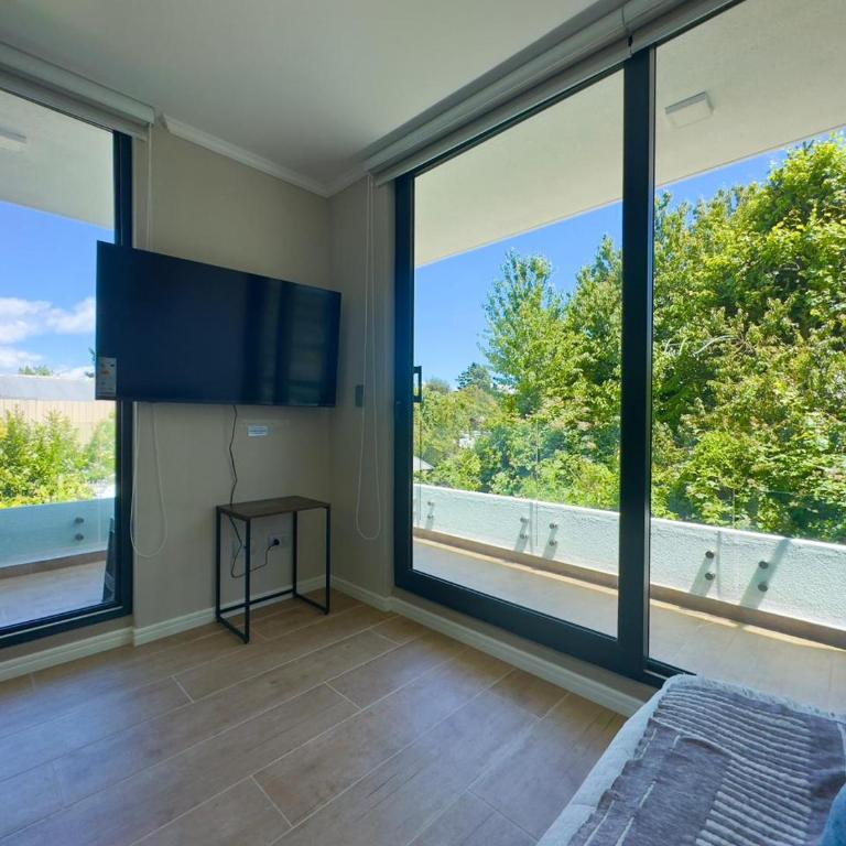 Pucón CENTRO, a pasos del Casino ENJOY, VISTA al VOLCÁN, Departamento NUEVO, Aire Acondicionado, Camas y Plumones ROSEN, 2 Dorm, 2 Baños, 1 Estacionamiento Subterráneo, Terraza, Wifi Alta Velocidad, Ascensor, a pasos de la PLAYA y el LAGO - Two-Bedroom Apartment - 6