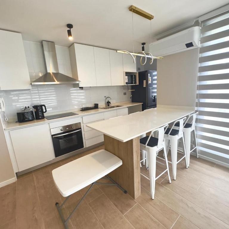Pucón CENTRO, a pasos del Casino ENJOY, VISTA al VOLCÁN, Departamento NUEVO, Aire Acondicionado, Camas y Plumones ROSEN, 2 Dorm, 2 Baños, 1 Estacionamiento Subterráneo, Terraza, Wifi Alta Velocidad, Ascensor, a pasos de la PLAYA y el LAGO - Two-Bedroom Apartment - 30