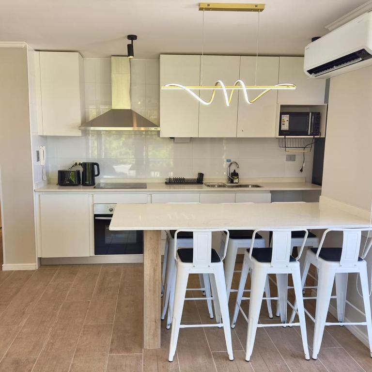 Pucón CENTRO, a pasos del Casino ENJOY, VISTA al VOLCÁN, Departamento NUEVO, Aire Acondicionado, Camas y Plumones ROSEN, 2 Dorm, 2 Baños, 1 Estacionamiento Subterráneo, Terraza, Wifi Alta Velocidad, Ascensor, a pasos de la PLAYA y el LAGO - Two-Bedroom Apartment - 31