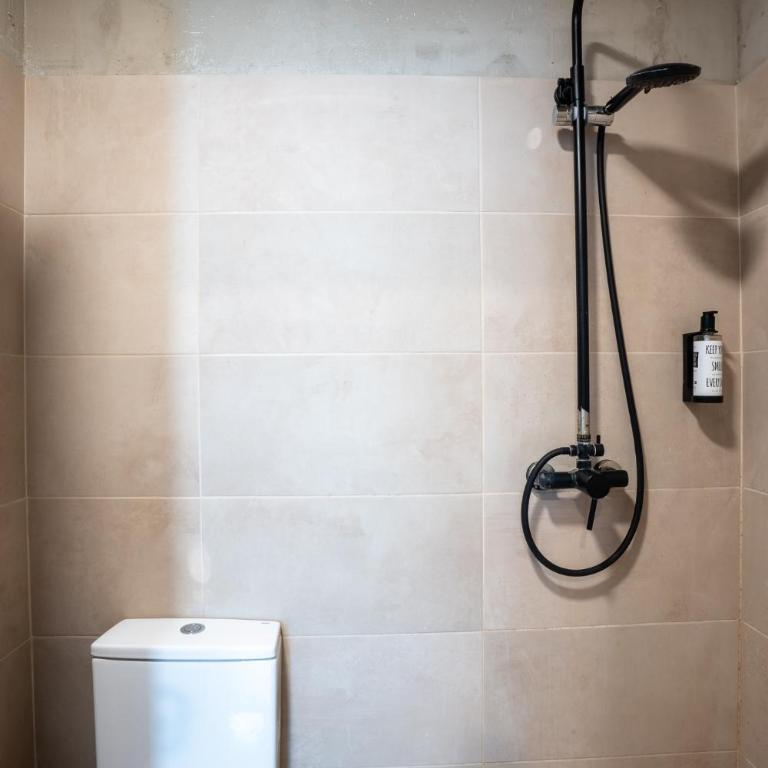 Malacuna Barcelona - Private Room with 4 Beds with Shared Bathroom and AirC - 6