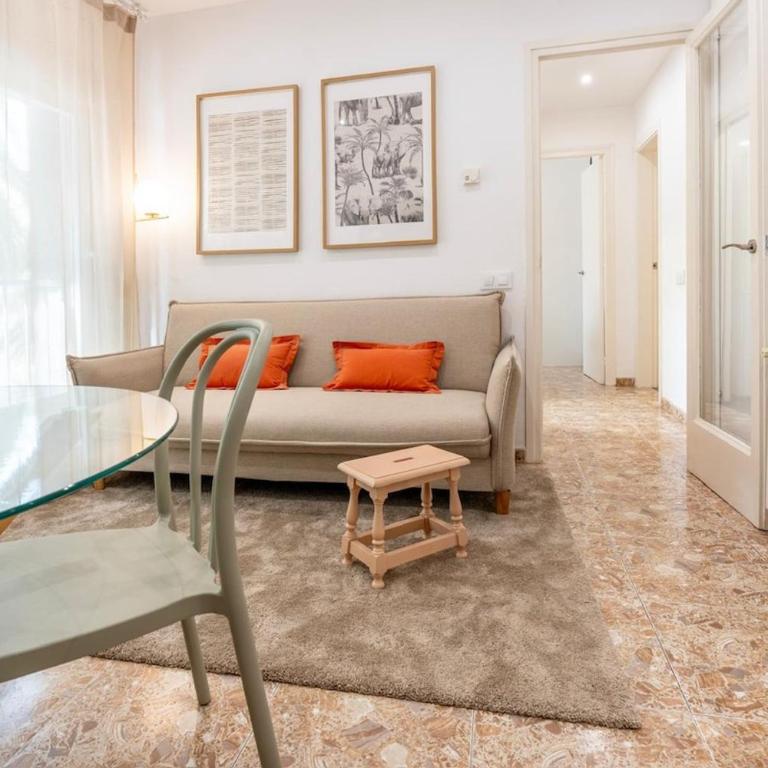 Charming 3-Bedroom Flat in the Heart of Les Corts - Three-Bedroom Apartment - 15