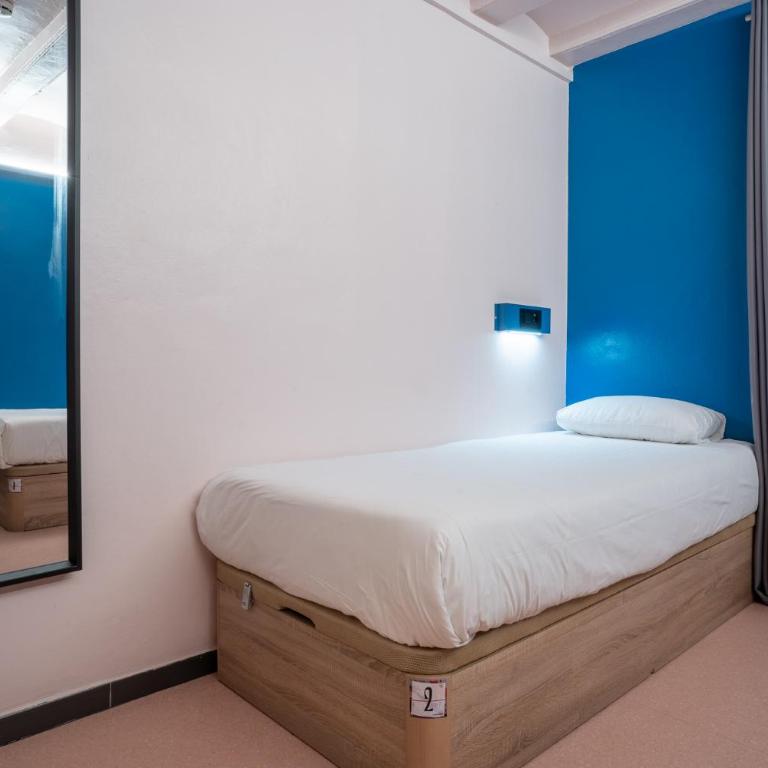Malacuna Barcelona - Standard Twin Room with Shared Bathroom - 1