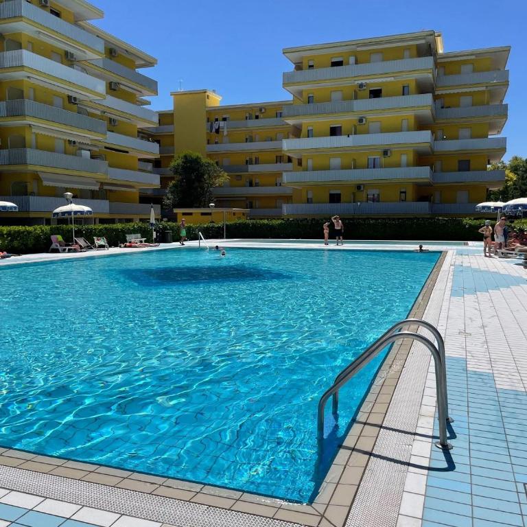 Spacious flat with pool access - Apartment - 9