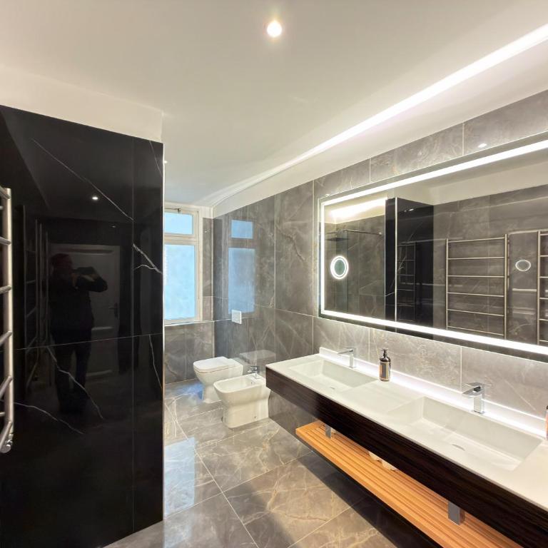 Easydomus Rome - Six-Bedroom Apartment - Address: Lungotevere dei Mellini 39 - 4