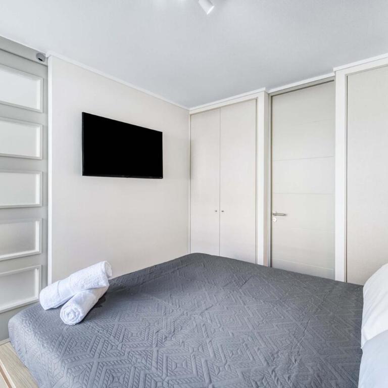 Central Isabel I - Modern apartment Pool, AC & Wifi - One-Bedroom Apartment - 10