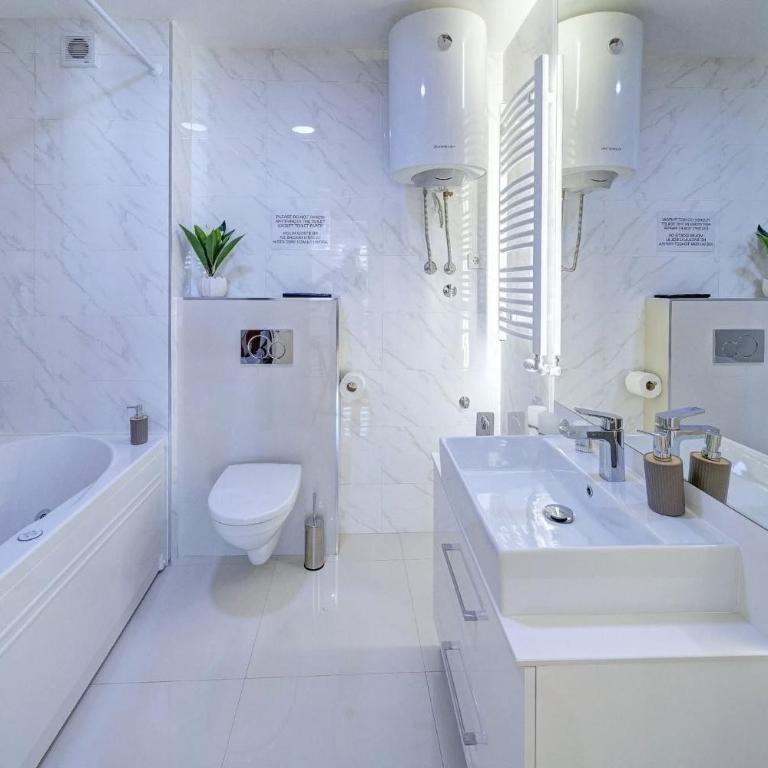 Jacuzzi Spa King Apartments FREE PARKING - King Studio with Sofa Bed - 3