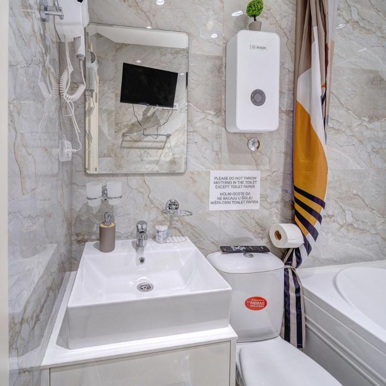 Jacuzzi Spa King Apartments FREE PARKING - Studio with Sofa Bed - 8