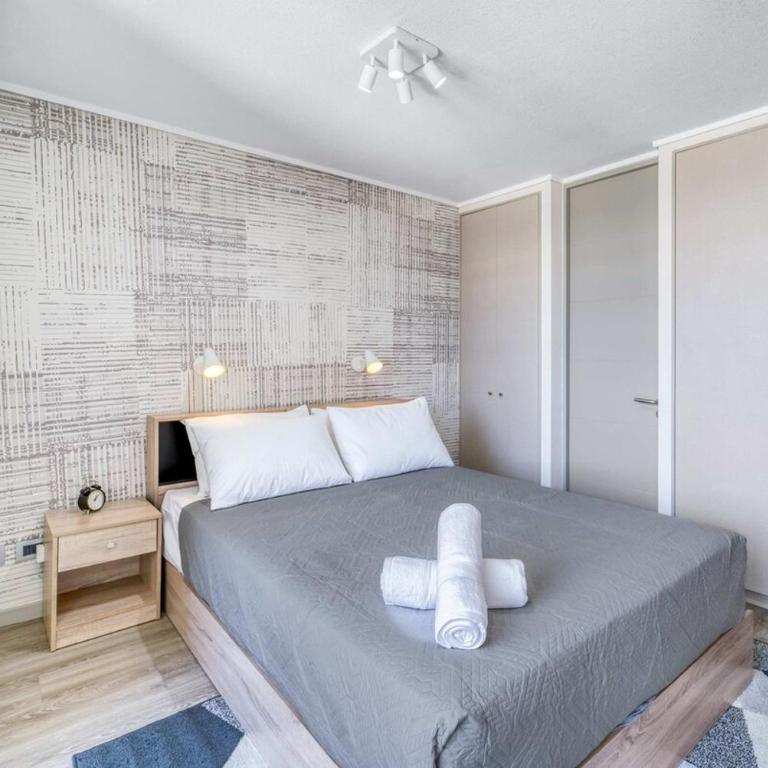 Central Isabel II with Pool, Wifi & AC near Metro Santa Isabel - One-Bedroom Apartment - 7