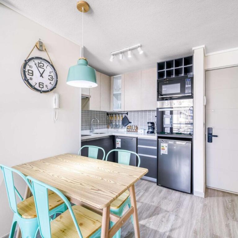 Central Isabel II with Pool, Wifi & AC near Metro Santa Isabel - One-Bedroom Apartment - 10