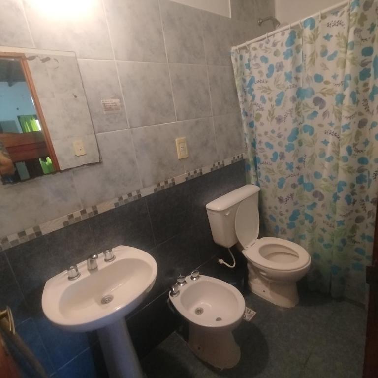 Hostal céntrico - Habitación Cuádruple con baño privado - 2